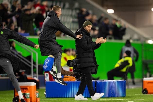 Wolfsburg v Manchester United, ManU Women, UEFA Women s Champions League, Wolfsburg, Germany Wolfsburg, Germany. 19th, November 2025. Head coach Stephan Lerch of Wolfsburg seen during the UEFA Women™s Champions League match between Wolfsburg and Manchester United at the Volkswagen Arena in Wolfsburg. Germany, Wolfsburg, Volkswagen Arena  Copyright: xGonzalesxPhoto InakixEsnaolax