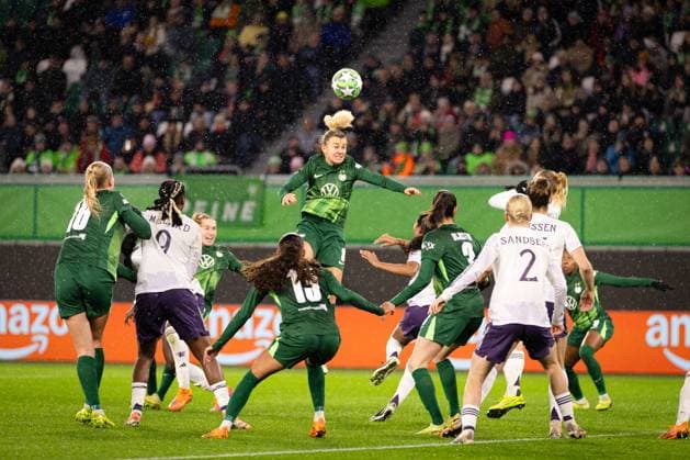 Wolfsburg v Manchester United, ManU Women, UEFA Women s Champions League, Wolfsburg, Germany Wolfsburg, Germany. 19th, November 2025. Lena Lattwein (8) of Wolfsburg seen during the UEFA Women™s Champions League match between Wolfsburg and Manchester United at the Volkswagen Arena in Wolfsburg. Germany, Wolfsburg, Volkswagen Arena  Copyright: xGonzalesxPhoto InakixEsnaolax