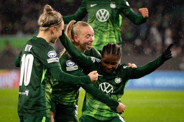 Wolfsburg v Manchester United, ManU Women, UEFA Women s Champions League, Wolfsburg, Germany Wolfsburg, Germany. 19th, November 2025. Lineth Beerensteyn (9) of Wolfsburg seen in goal celebration during the UEFA Women™s Champions League match between Wolfsburg and Manchester United at the Volkswagen Arena in Wolfsburg. Germany, Wolfsburg, Volkswagen Arena  Copyright: xGonzalesxPhoto InakixEsnaolax