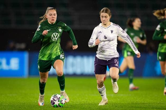 Wolfsburg v Manchester United, ManU Women, UEFA Women s Champions League, Wolfsburg, Germany Wolfsburg, Germany. 19th, November 2025. Janou Levels (15) of Wolfsburg and Jessica Park (8) of Manchester United seen during the UEFA Women™s Champions League match between Wolfsburg and Manchester United at the Volkswagen Arena in Wolfsburg. Germany, Wolfsburg, Volkswagen Arena  Copyright: xGonzalesxPhoto InakixEsnaolax
