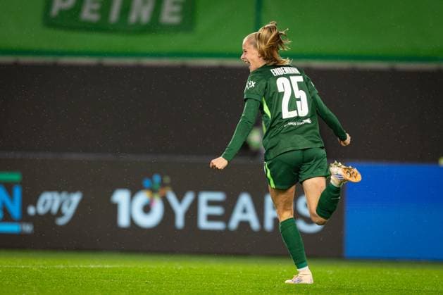 Wolfsburg v Manchester United, ManU Women, UEFA Women s Champions League, Wolfsburg, Germany Wolfsburg, Germany. 19th, November 2025. Vivien Endemann (25) of Wolfsburg scores for 5-2 during the UEFA Women™s Champions League match between Wolfsburg and Manchester United at the Volkswagen Arena in Wolfsburg. Germany, Wolfsburg, Volkswagen Arena  Copyright: xGonzalesxPhoto InakixEsnaolax