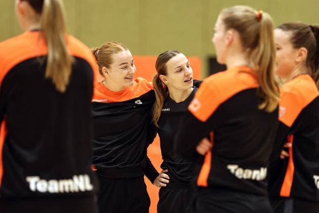 ARNHEM - Women s handball players training ahead of the World Cup, which will be held in the Netherlands and Germany. ANP BART STOUTJESDIJK xVIxANPxSportx xxANPxIVx 542568254 originalFilename: 542568254.jpg