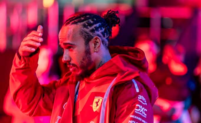 November 19 2025 Las Vegas NV, U.S.A. Ferrari driver Lewis Hamilton (44)walks up to the interview podium in the paddock area during the Formula 1 Heineken Las Vegas Grand Prix in Las Vegas, NV CSM Las Vegas USA - ZUMAc04_ 20251119_zma_c04_263 Copyright: xThurmanxJamesx