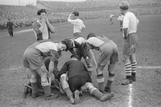 Aktuell 21-1946: Finalekampen lyn - Fredrikstad bilde 0006 Aktuell 21-1946: Finalekampen lyn - Fredrikstad. Alle tiders Aktuell 21-1946: Finalekampen lyn - Fredrikstad bilde 0006 Aktuell 21-1946: Finalekampen lyn - Fredrikstad. Alle tiders finale. Cupfinalen Lyn - Fredrikstad 3 - 2 pa Ullevaal stadion. Dramatisk episode pa banen. Egil Jevanor er skadet i forste omgang og ma ligge ned pa banen, mens dommeren, Hermansen, boyer seg over ham. Brynildsen og Thorleif Larsen er de to Fredrikstad-spillerne ved siden av. Foto: Th. Skotaam Aktuell NTB ***Foto er ikke bildebehandlet*** This image text is auto translated Oslo Norge EDITORIAL USE ONLY Ref:bW1nSYVudNo.jpg *** News 21 1946 Final match Lyn Fredrikstad picture 0006 News 21 1946 Final match Lyn Fredrikstad All-time final Cup final Lyn Fredrikstad 3 2 at Ullevaal stadium Dramatic episode on t  EDITORIAL USE ONLY. RESTRICTED USE FOR BETTING COMPANIES Ref:492846597st.jpg *** Current 21 1946 Final match Lyn Fredrikstad image 0006 Current 21 1946 Final match Lyn Fredrikstad All times Current 21 1946 Final match Lyn Fredrikstad image 0006 Current 21 1946 Final match Lyn Fredrikstad All times Final Cup final Lyn Fredrikstad 3 2 at Ullevaal stadium Dramatic episode on the pitch Egil Jevanor is injured in the first half and has to lie down on the pitch, while the referee, Hermansen, Brynildsen and Thorleif Larsen are the two Fredrikstad players next to him Photo Th Skotaam Aktuell NTB Photo is not image processed This image text is auto translated Oslo Norge EDITORIAL USE ONLY Ref bW1nSYVudNo jpg News 21 1946 Final match Lyn Fredrikstad picture 0006 News 21 1946 Final match Lyn Fredrikstad All time final Cup final Lyn Fredrikstad 3 2 at Ullevaal stadium Dramatic episode on t  EDITORIAL USE ONLY RESTRICTED USE FOR BETTING COMPANIES  Copyright: xIMAGO NTBx