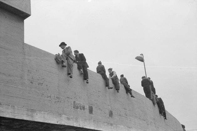 Aktuell 21-1946: Finalekampen lyn - Fredrikstad bilde 0027 Aktuell 21-1946: Finalekampen lyn - Fredrikstad bilde 0027 Aktuell 21-1946: Finalekampen lyn - Fredrikstad. Alle tiders finale. Cupfinalen Lyn - Fredrikstad 3 - 2 pa Ullevaal stadion. : Ã‚Her har vi fin utsiktÃ‚ Ingen anstrengelse er for stor nar det gielder a sikre seg plass under finalen. Selv den hoye muren i den ene svingen er entret. Det er ikke mange av de modige maurene som har greidd a klatre opp der, og det gjelder a holde seg fast. Foto: Th. Skotaam Aktuell NTB ***Foto er ikke bildebehandlet*** *Tekst er auto oversatt* Oslo Norge EDITORIAL USE ONLY Ref:6AGTLtOOmWM.jpg *** Aktuell 21 1946 Final match Lyn Fredrikstad image 0027 Aktuell 21 1946 Final match Lyn Fredrikstad All-time final Cup final Lyn Fredrikstad 3 2 at  Oslo Norge EDITORIAL USE ONLY. RESTRICTED USE FOR BETTING COMPANIES Ref:6AGTLtOOmWM.jpg *** Aktuell 21 1946 Final match Lyn Fredrikstad image 0027 Aktuell 21 1946 Final match Lyn Fredrikstad image 0027 Aktuell 21 1946 Final match Lyn Fredrikstad image 0027 Aktuell 21 1946 Final match Lyn Fredrikstad All-time final Cup final Lyn Fredrikstad 3 2 at Ullevaal stadium ÃHere we have a nice viewÃ No effort is too great when it comes to securing a place during the final Even the high wall in one of the corners is maintained Not many of the brave ants have managed to climb up there, and it is important to hold on tight Photo Th Skotaam Aktuell NTB Photo is not processed Text is auto translated Oslo Norway EDITORIAL USE ONLY Ref 6AGTLtOOmWM jpg Aktuell 21 1946 Final match Lyn Fredrikstad image 0027 Aktuell 21 1946 Final match Lyn Fredrikstad All time final Cup final Lyn Fredrikstad 3 2 at  Oslo Norway EDITORIAL USE ONLY RESTRICTED USE FOR BETTING COMPANIES  Copyright: xIMAGO NTBx