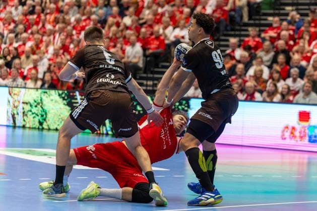 Aalborg Handball v Industria Kielce, EHF Champions League Handball, Aalborg, Denmark Aalborg, Denmark. 19th, November 2025. Thomas Arnoldsen (7) of Aalborg Handball and Theo Monar (97) of Industria Kielce seen during the EHF Champions League match between Aalborg Handball and Industria Kielce at Sparekassen Danmark Arena in Aalborg. Denmark, Aalborg  Copyright: xGonzalesxPhoto MadsxAndersenx