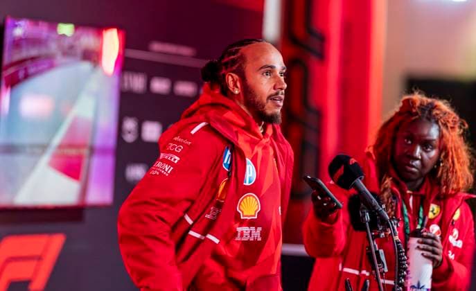 November 19 2025 Las Vegas NV, U.S.A. Ferrari driver Lewis Hamilton (44)answer questions from the reporters in the paddock area during the Formula 1 Heineken Las Vegas Grand Prix in Las Vegas, NV CSM Las Vegas USA - ZUMAc04_ 20251119_zma_c04_274 Copyright: xThurmanxJamesx