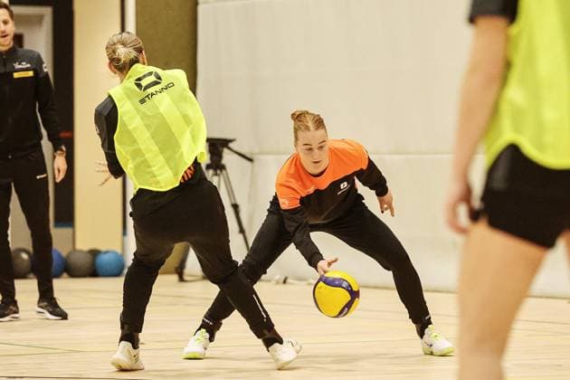 ARNHEM - Handball player Dione Housheer during a training session ahead of the World Cup, which will be held in the Netherlands and Germany. ANP BART STOUTJESDIJK xVIxANPxSportx xxANPxIVx 542569497 originalFilename: 542569497.jpg