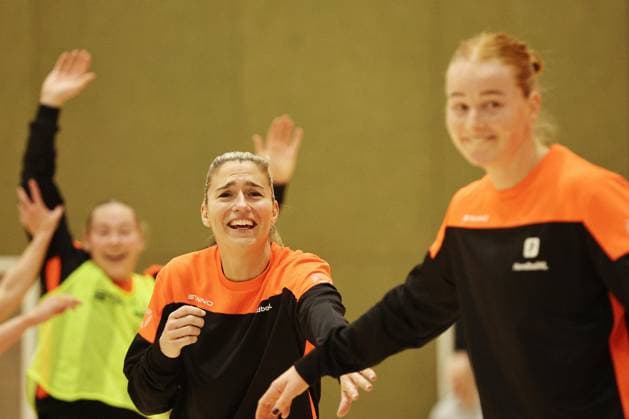 ARNHEM - Handball player Estavana Polman (L) during a training session with the Dutch women s handball team ahead of the World Championships being held in the Netherlands and Germany. ANP BART STOUTJESDIJK xVIxANPxSportx xxANPxIVx 542570338 originalFilename: 542570338.jpg