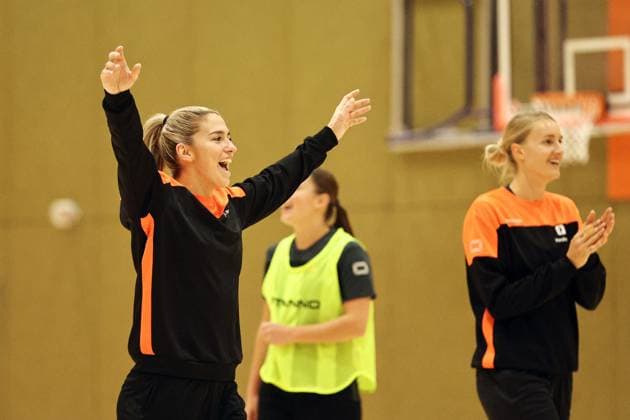 ARNHEM - Handball player Estavana Polman (L) during a training session with the Dutch women s handball team ahead of the World Championships being held in the Netherlands and Germany. ANP BART STOUTJESDIJK xVIxANPxSportx xxANPxIVx 542570343 originalFilename: 542570343.jpg