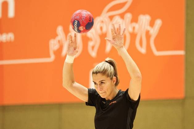 ARNHEM - Handball player Estavana Polman during a Dutch women s handball training session ahead of the World Championships being held in the Netherlands and Germany. ANP BART STOUTJESDIJK xVIxANPxSportx xxANPxIVx 542570347 originalFilename: 542570347.jpg