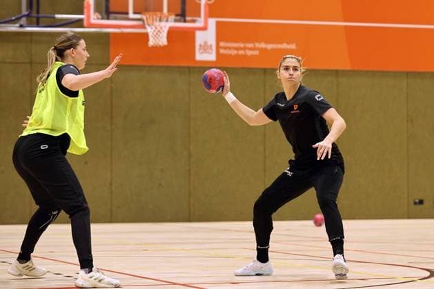 ARNHEM - Handball player Estavana Polman (R) during a training session with the Dutch women s handball team ahead of the World Championships being held in the Netherlands and Germany. ANP BART STOUTJESDIJK xVIxANPxSportx xxANPxIVx 542570368 originalFilename: 542570368.jpg