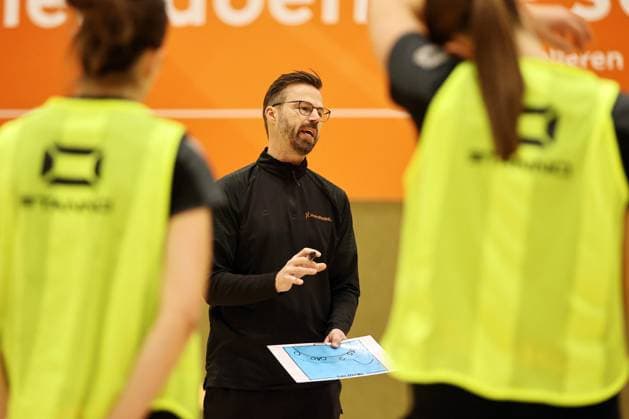 ARNHEM - Coach Henrik Signell of the women s handball team during a training session prior to the World Cup, which will be held in the Netherlands and Germany. ANP BART STOUTJESDIJK xVIxANPxSportx xxANPxIVx 542571768 originalFilename: 542571768.jpg