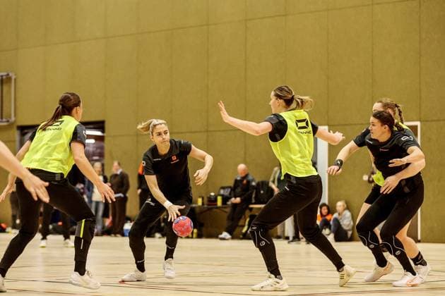 ARNHEM - Handball player Estavana Polman (2-L) during a training session for the Dutch women s handball team ahead of the World Championships being held in the Netherlands and Germany. ANP BART STOUTJESDIJK xVIxANPxSportx xxANPxIVx 542571854 originalFilename: 542571854.jpg