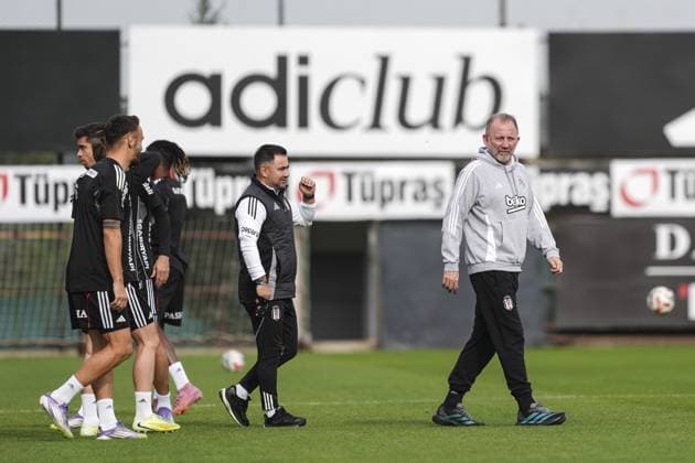 Ahead of Besiktas v Samsunspor - Turkish Super Lig ISTANBUL, TURKIYE - NOVEMBER 20: Head coach Sergen Yalcin (R) leads the training session of Besiktas ahead of the Turkish Super Lig week 13 match between Besiktas and Samsunspor at the BJK Nevzat Demir Facilities in Istanbul, Turkiye on November 20, 2025. Agit Erdi Ulukaya Anadolu Istanbul Turkey. Editorial use only. Please get in touch for any other usage.  Copyright: x2025xAnadoluxAgitxErdixUlukayax