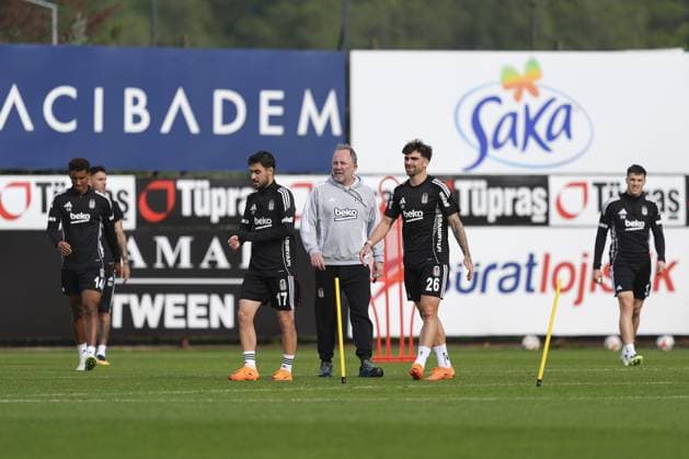 Ahead of Besiktas v Samsunspor - Turkish Super Lig ISTANBUL, TURKIYE - NOVEMBER 20: Head coach Sergen Yalcin (C) leads the training session of Besiktas ahead of the Turkish Super Lig week 13 match between Besiktas and Samsunspor at the BJK Nevzat Demir Facilities in Istanbul, Turkiye on November 20, 2025. Agit Erdi Ulukaya Anadolu Istanbul Turkey. Editorial use only. Please get in touch for any other usage.  Copyright: x2025xAnadoluxAgitxErdixUlukayax