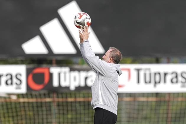Ahead of Besiktas v Samsunspor - Turkish Super Lig ISTANBUL, TURKIYE - NOVEMBER 20: Head coach Sergen Yalcin leads the training session of Besiktas ahead of the Turkish Super Lig week 13 match between Besiktas and Samsunspor at the BJK Nevzat Demir Facilities in Istanbul, Turkiye on November 20, 2025. Agit Erdi Ulukaya Anadolu Istanbul Turkey. Editorial use only. Please get in touch for any other usage.  Copyright: x2025xAnadoluxAgitxErdixUlukayax