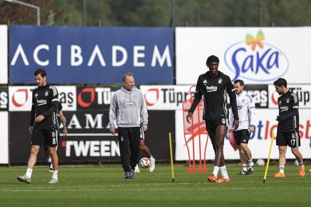 Ahead of Besiktas v Samsunspor - Turkish Super Lig ISTANBUL, TURKIYE - NOVEMBER 20: Head coach Sergen Yalcin (2nd L) leads the training session of Besiktas ahead of the Turkish Super Lig week 13 match between Besiktas and Samsunspor at the BJK Nevzat Demir Facilities in Istanbul, Turkiye on November 20, 2025. Agit Erdi Ulukaya Anadolu Istanbul Turkey. Editorial use only. Please get in touch for any other usage.  Copyright: x2025xAnadoluxAgitxErdixUlukayax
