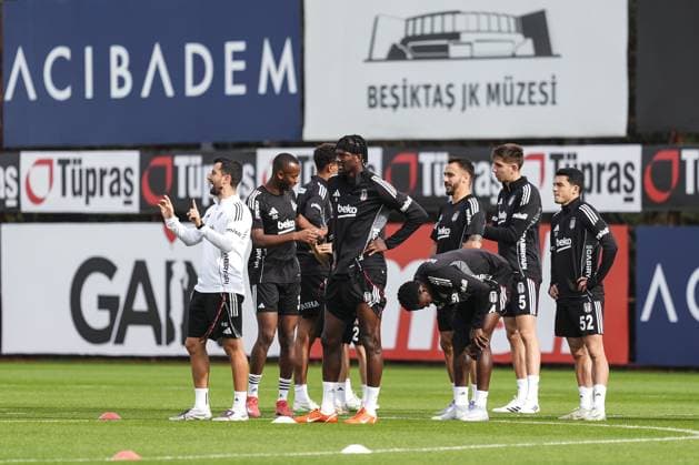 Ahead of Besiktas v Samsunspor - Turkish Super Lig ISTANBUL, TURKIYE - NOVEMBER 20: Tammy Abraham (C) of Besiktas attends the training session ahead of the Turkish Super Lig week 13 match between Besiktas and Samsunspor at the BJK Nevzat Demir Facilities in Istanbul, Turkiye on November 20, 2025. Agit Erdi Ulukaya Anadolu Istanbul Turkey. Editorial use only. Please get in touch for any other usage.  Copyright: x2025xAnadoluxAgitxErdixUlukayax