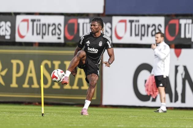 Ahead of Besiktas v Samsunspor - Turkish Super Lig ISTANBUL, TURKIYE - NOVEMBER 20: El Bilal Toure (L) of Besiktas attends the training session ahead of the Turkish Super Lig week 13 match between Besiktas and Samsunspor at the BJK Nevzat Demir Facilities in Istanbul, Turkiye on November 20, 2025. Agit Erdi Ulukaya Anadolu Istanbul Turkey. Editorial use only. Please get in touch for any other usage.  Copyright: x2025xAnadoluxAgitxErdixUlukayax