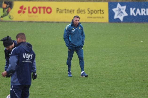 20 11 2025, xrekx, Fußball 3 Liga, 1 FC Saarbrücken Training v l Alois Schwartz Trainer 1 FC Saarbruecken Schneeregen DFL DFB REGULATIONS PROHIBIT ANY USE OF PHOTOGRAPHS as IMAGE SEQUENCES and or QUASI VIDEO Saarbrücken