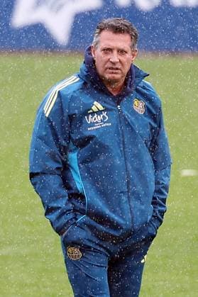 20 11 2025, xrekx, Fußball 3 Liga, 1 FC Saarbrücken Training v l Alois Schwartz Trainer 1 FC Saarbruecken Schneeregen DFL DFB REGULATIONS PROHIBIT ANY USE OF PHOTOGRAPHS as IMAGE SEQUENCES and or QUASI VIDEO Saarbrücken