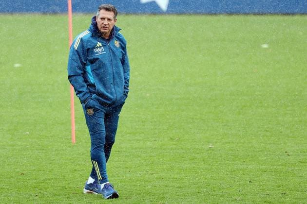 20 11 2025, xrekx, Fußball 3 Liga, 1 FC Saarbrücken Training v l Alois Schwartz Trainer 1 FC Saarbruecken Schneeregen DFL DFB REGULATIONS PROHIBIT ANY USE OF PHOTOGRAPHS as IMAGE SEQUENCES and or QUASI VIDEO Saarbrücken