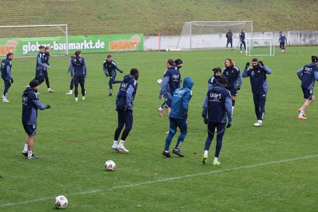 20 11 2025, xrekx, Fußball 3 Liga, 1 FC Saarbrücken Training v l Tim Civeja 1 FC Saarbruecken Kai Brünker Bruenker 1 FC Saarbruecken DFL DFB REGULATIONS PROHIBIT ANY USE OF PHOTOGRAPHS as IMAGE SEQUENCES and or QUASI VIDEO Saarbrücken
