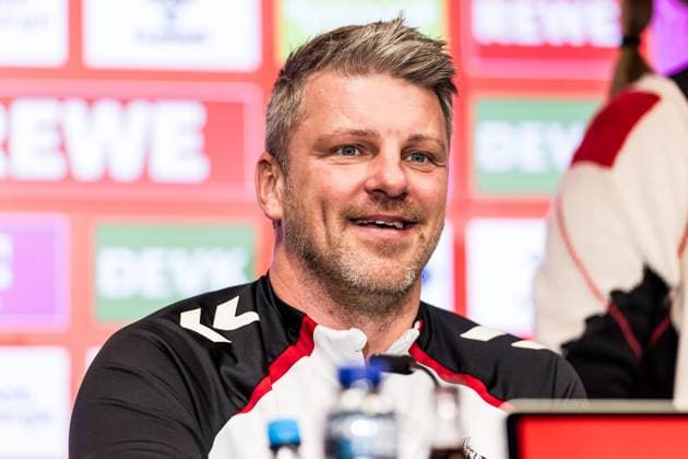 1 Soccer Bundesliga 1 FC Cologne Press Conference 20 11 2025 Lukas Kwasniok Coach 1 FC Cologne smiles 1 Soccer Bundesliga Press Conference 1 FC Cologne before the home match against Eintracht Frankfurt Cologne, RheinEnergieStadion, 20 11 2025 Copyright: xBEAUTIFULxSPORTS Wunderlx