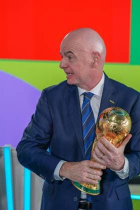 Soccer FIFA World Cup Qualification Europe 2025 26 Playoff Draw Home of FIFA Zurich, Switzerland Gianni Infantino FIFA President with trophy, World Cup trophy Zurich Canton Zurich Switzerland Copyright: xJOERANxSTEINSIEKx