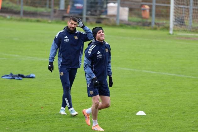 20 11 2025, xrekx, Fußball 3 Liga, 1 FC Saarbrücken Training v l Kai Brünker Bruenker 1 FC Saarbruecken Kaan Caliskaner 1 FC Saarbruecken verletzt, Verletzung, Schmerz, Schmerzen, injured, injury, pain, pains Training canceled DFL DFB REGULATIONS PROHIBIT ANY USE OF PHOTOGRAPHS as IMAGE SEQUENCES and or QUASI VIDEO Saarbrücken