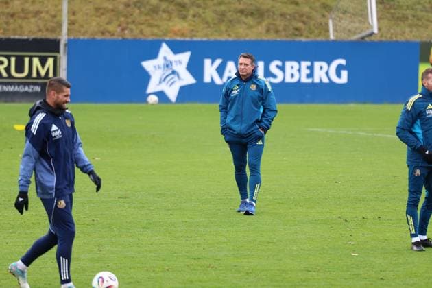 20 11 2025, xrekx, Fußball 3 Liga, 1 FC Saarbrücken Training v l Kai Brünker Bruenker 1 FC Saarbruecken Alois Schwartz Trainer 1 FC Saarbruecken DFL DFB REGULATIONS PROHIBIT ANY USE OF PHOTOGRAPHS as IMAGE SEQUENCES and or QUASI VIDEO Saarbrücken