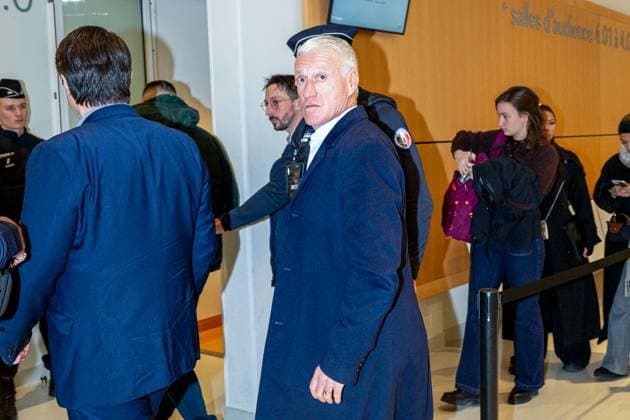 Didier Deschamps - Arrivées au tribunal correctionnel de Paris en marge du procès en diffamation entre Didier Deschamps et Daniel Riolo. Le procès en diffamation opposant Didier Deschamps à Daniel Riolo s’est ouvert le 20 novembre 2025 devant la XVIIe chambre du tribunal correctionnel de Paris : Didier Deschamps reproche à Daniel Riolo d’avoir qualifié de « menteur » à propos de la blessure de Karim Benzema lors de la coupe du monde de football en 2022. France, le 20 novembre 2025. Pierre Perusseau Bestimage Arrivals at the Paris Criminal Court on the sidelines of the defamation trial between Didier Deschamps and Daniel Riolo. The defamation trial between Didier Deschamps and Daniel Riolo opened on November 20, 2025, before the 17th chamber of the Paris Criminal Court. Didier Deschamps accuses Daniel Riolo of having called him a liar regarding Karim Benzema s injury during the 2022 FIFA World Cup, WM, Weltmeisterschaft, Fussball France, November 20, 2025. Paris France  Copyright: xPierrexPerusseaux xBestimagexPierrexPerusseaux xBestimagex