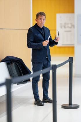 Daniel Riolo - Arrivées au tribunal correctionnel de Paris en marge du procès en diffamation entre Didier Deschamps et Daniel Riolo. Le procès en diffamation opposant Didier Deschamps à Daniel Riolo s’est ouvert le 20 novembre 2025 devant la XVIIe chambre du tribunal correctionnel de Paris : Didier Deschamps reproche à Daniel Riolo d’avoir qualifié de « menteur » à propos de la blessure de Karim Benzema lors de la coupe du monde de football en 2022. France, le 20 novembre 2025. Pierre Perusseau Bestimage Arrivals at the Paris Criminal Court on the sidelines of the defamation trial between Didier Deschamps and Daniel Riolo. The defamation trial between Didier Deschamps and Daniel Riolo opened on November 20, 2025, before the 17th chamber of the Paris Criminal Court. Didier Deschamps accuses Daniel Riolo of having called him a liar regarding Karim Benzema s injury during the 2022 FIFA World Cup, WM, Weltmeisterschaft, Fussball France, November 20, 2025. Paris France  Copyright: xPierrexPerusseaux xBestimagexPierrexPerusseaux xBestimagex
