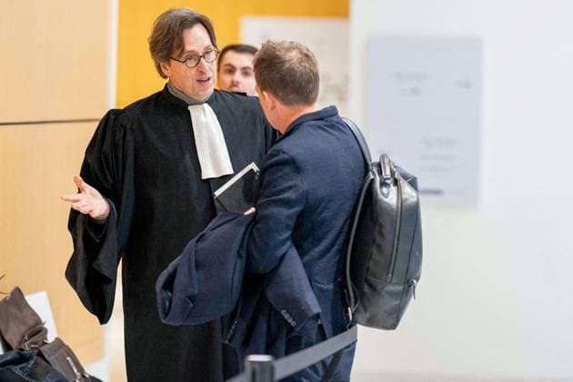 FOOTBALL : ArrivÃ es au tribunal correctionnel de Paris en marge du proces en diffamation entre Didier Deschamps et Daniel Riolo - 20 11 2025 L avocat de D.Riolo - ArrivÃ es au tribunal correctionnel de Paris en marge du proces en diffamation entre Didier Deschamps et Daniel Riolo. Le proces en diffamation opposant Didier Deschamps Ã Daniel Riolo s™est ouvert le 20 novembre 2025 devant la XVIIe chambre du tribunal correctionnel de Paris : Didier Deschamps reproche Ã Daniel Riolo d™avoir qualifiÃ de Â« menteur Â» Ã propos de la blessure de Karim Benzema lors de la coupe du monde de football en 2022. France, le 20 novembre 2025. Arrivals at the Paris Criminal Court on the sidelines of the defamation trial between Didier Deschamps and Daniel Riolo. The defamation trial between Didier Deschamps and Daniel Riolo opened on November 20, 2025, before the 17th chamber of the Paris Criminal Court. Didier Deschamps accuses Daniel Riolo of having called him a liar regarding Karim Benzema s injury during the 2022 FIFA World Cup, WM, Weltmeisterschaft, Fussball France, November 20, 2025. ParisFrance  Copyright: xPierrexPerusseaux xBestimagex