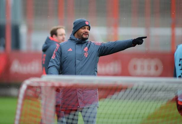 Football, Men, Season 2025 2026, FC Bayern Munich, Training Vincent Kompany, Coach FC Bayern Munich raises left arm, point, pointing, index finger