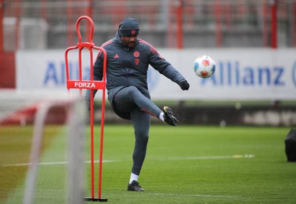 Football, Men, Season 2025 2026, FC Bayern Munich, Training Vincent Kompany, Coach FC Bayern Munich plays a ball, shoots a ball