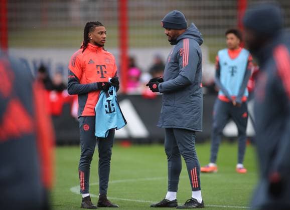 Football, Men, Season 2025 2026, FC Bayern Munich, Training Michael Olise FC Bayern Munich left with Vincent Kompany, Coach FC Bayern Munich right in conversation