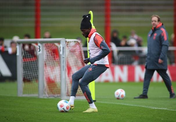 Football, Men, Season 2025 2026, FC Bayern Munich, Training Alphonso Davies FC Bayern Munich plays a ball