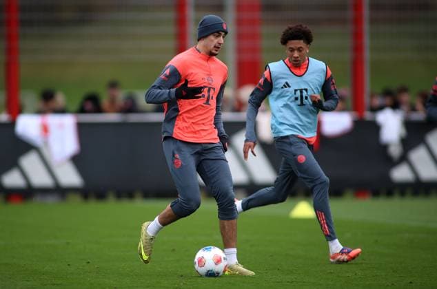Football, Men, Season 2025 2026, FC Bayern Munich, Training Aleksandar Pavlovic FC Bayern Munich with ball while running