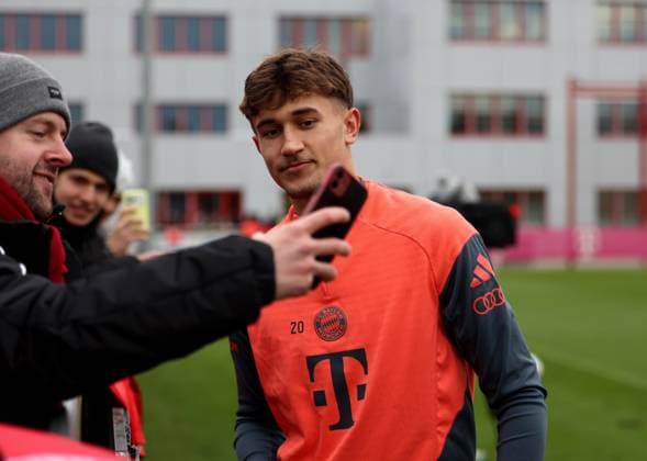 Football, Men, Season 2025 2026, FC Bayern Munich, Training Tom Bischof FC Bayern Munich takes selfies with fans