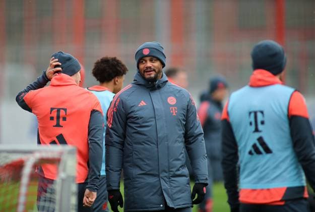 Football, Men, Season 2025 2026, FC Bayern Munich, Training Vincent Kompany, Coach FC Bayern Munich standing, Head, Upper body
