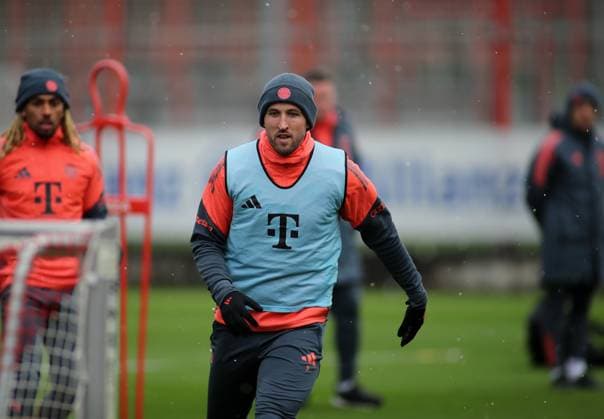 Football, Men, Season 2025 2026, FC Bayern Munich, Training Harry Kane FC Bayern Munich running with shirt