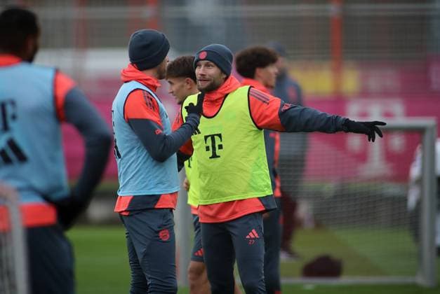 Football, Men, Season 2025 2026, FC Bayern Munich, Training Harry Kane FC Bayern Munich left with Konrad Laimer FC Bayern Munich right in conversation