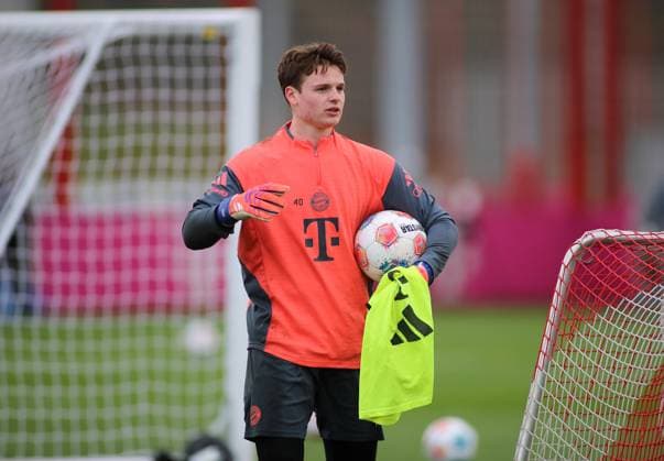 Football, Men, Season 2025 2026, FC Bayern Munich, Training Jonas Urbig FC Bayern Munich with a ball under his arm