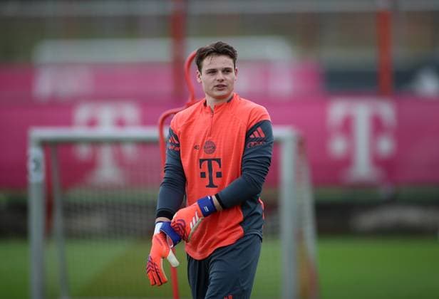 Football, Men, Season 2025 2026, FC Bayern Munich, Training Jonas Urbig FC Bayern Munich puts on his gloves looking to the left