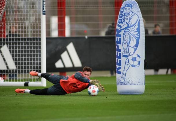 Soccer, Men, Season 2025 2026, FC Bayern Munich, Training Jonas Urbig FC Bayern Munich dives for a ball, intercept, stretch