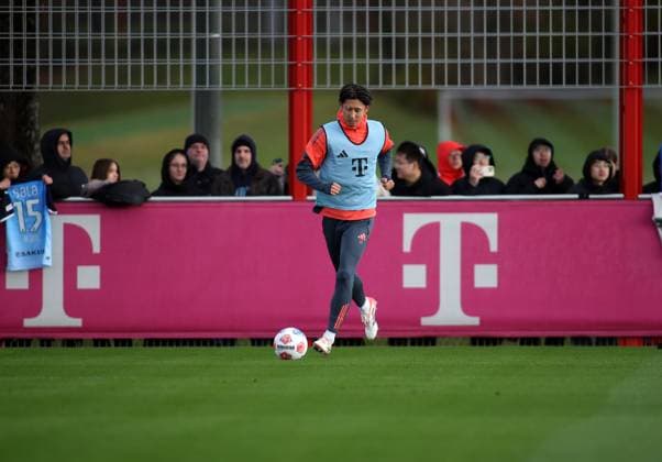 Football, Men, Season 2025 2026, FC Bayern Munich, Training Hiroki Ito FC Bayern Munich with ball while running