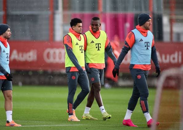 Football, Men, Season 2025 2026, FC Bayern Munich, Training Luis Diaz FC Bayern Munich left, walking and talking with Nicolas Jackson FC Bayern Munich right
