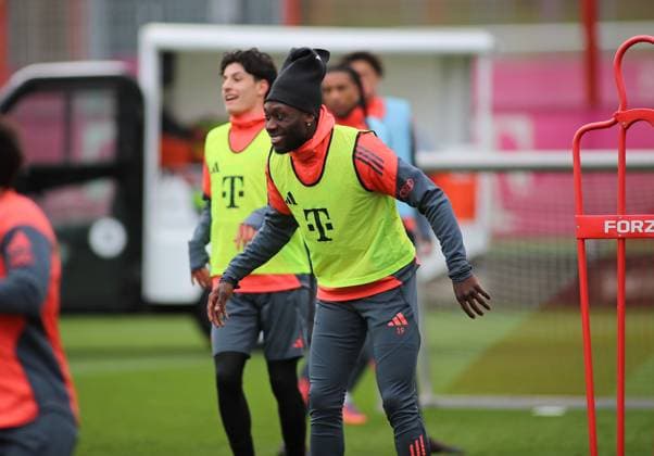 Football, Men, Season 2025 2026, FC Bayern Munich, Training Alphonso Davies FC Bayern Munich smiling, grinning